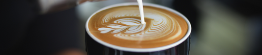 Taza de café con una firgura en la taza Cómo saber si un café es bueno Talento Coffee
